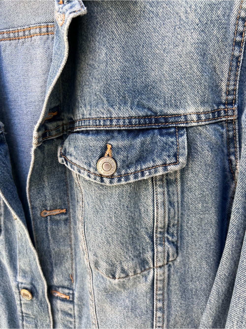 H&M Light Blue Denim Jacket with Contrast Stitching - Picture 3 of 9